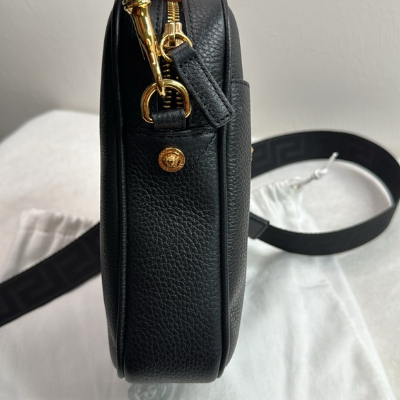 VERSACE NEW BLACK GOLD PEBBLE LEATHER MEDUSA UNISEX SHOULDER / CROSSBODY BAG - Picture 3 of 16